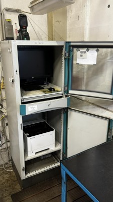 1 Mobiler Arbeitsplatz mit PC (ohne Festplatte) und Widescreen-TFT-Monitor HP, 23 Zoll